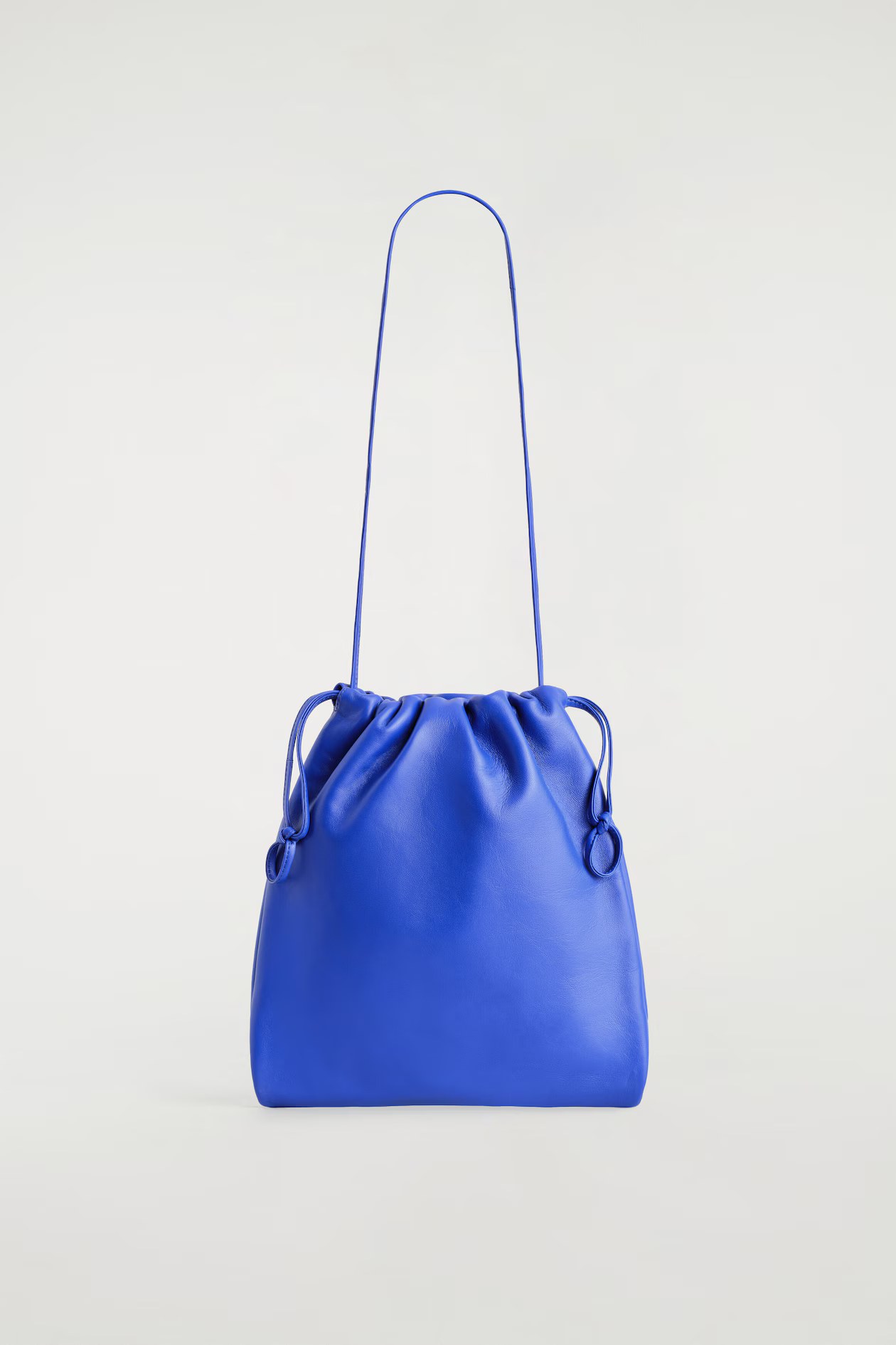 COS, DRAWSTRING CROSSBODY BAG - LEATHER - Cobalt Blue