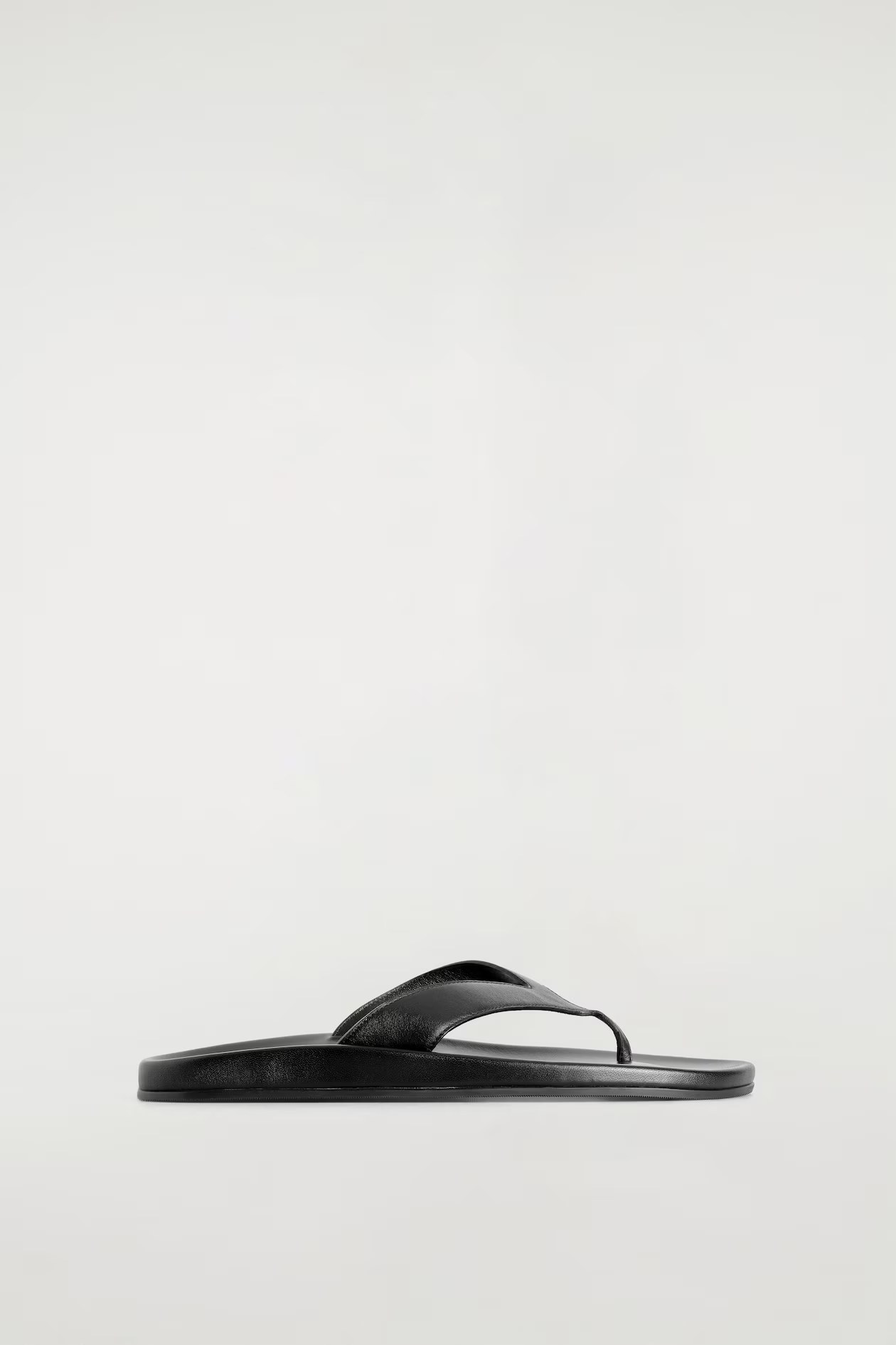 cos, SCULPTED LEATHER FLIP FLOPS
