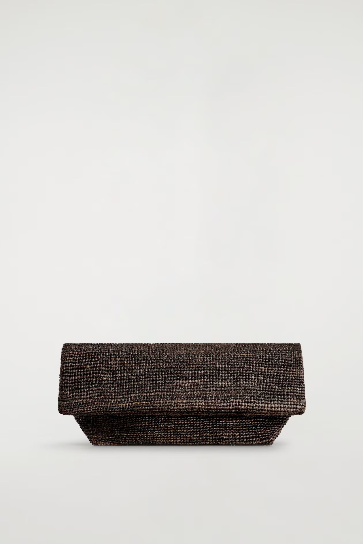 cos, OVERSIZED FOLDED CLUTCH BAG - STRAW