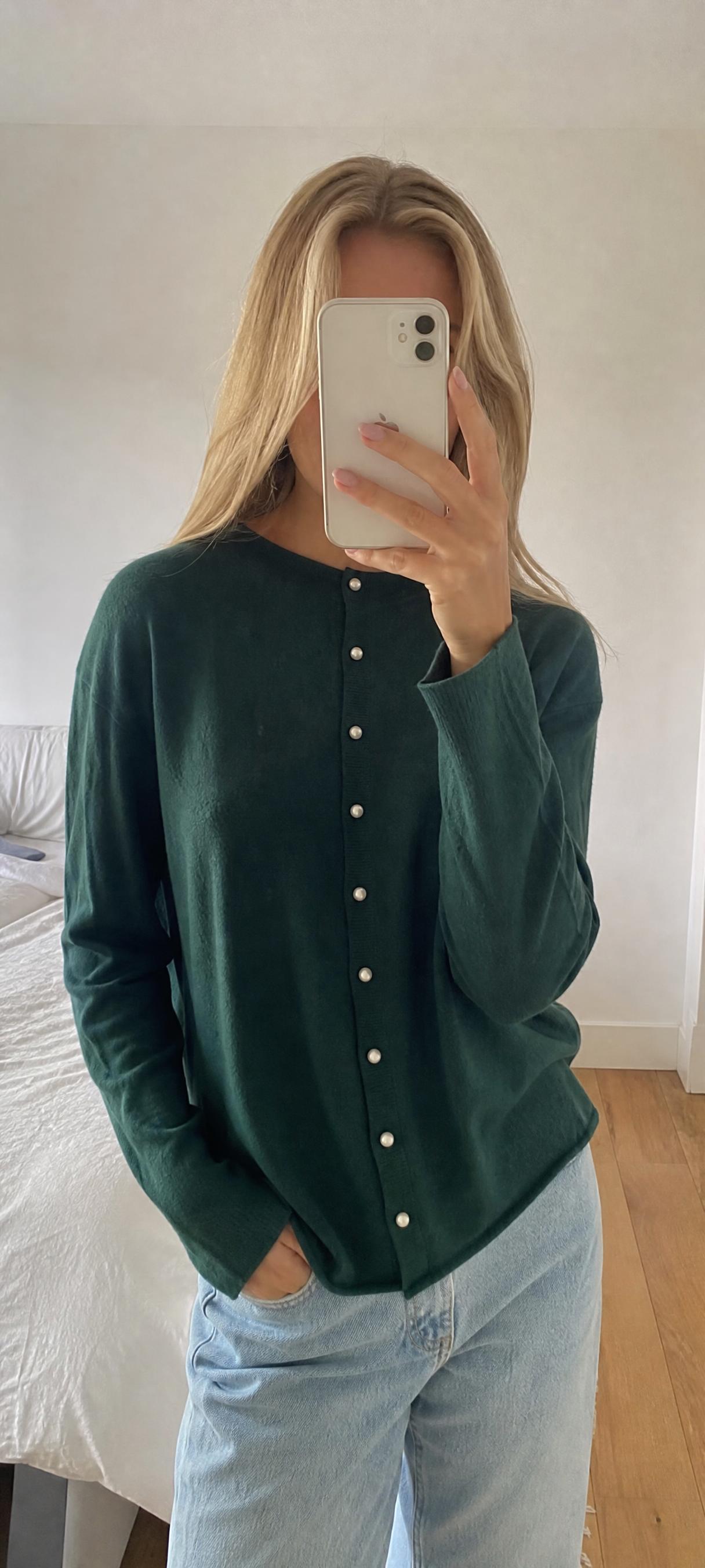 Green fine-knit cardigan with pearl-effect buttons – very good