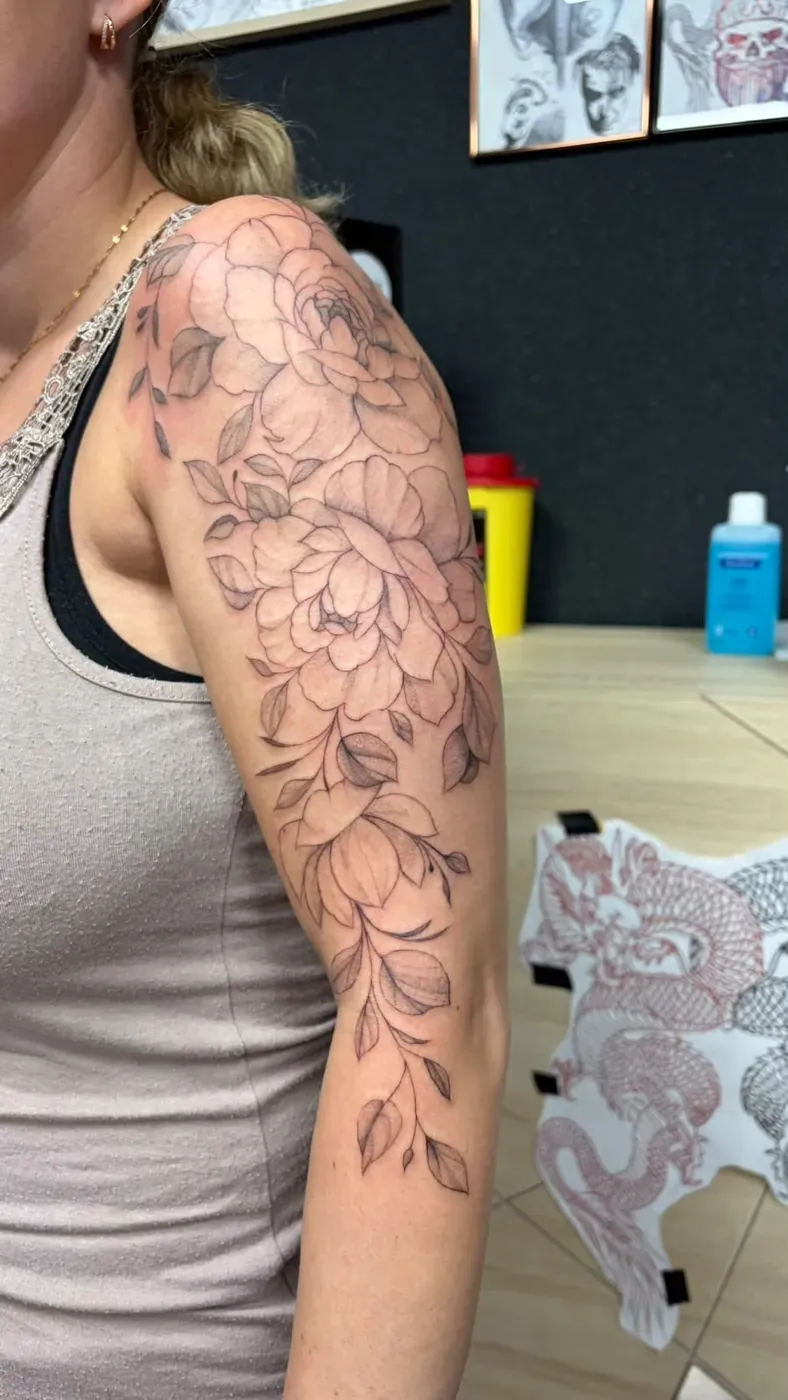 Florales Fineline-Tattoo an der Schulter, Skin Hunter Paderborn