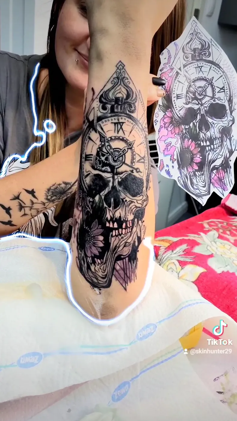 Skull-Tattoo mit Ornamenten am Hals, Skin Hunter Paderborn
