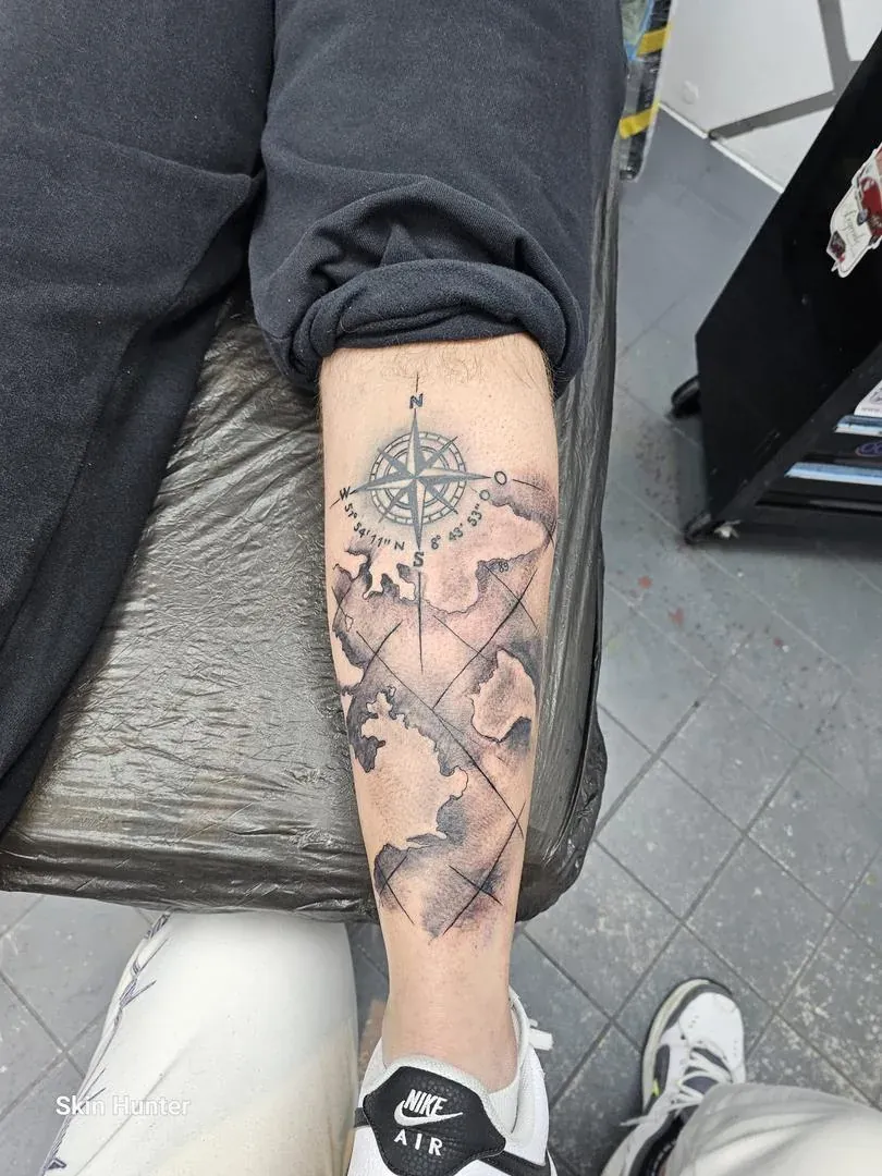 Kompass-Tattoo am Schienbein, Skin Hunter Paderborn
