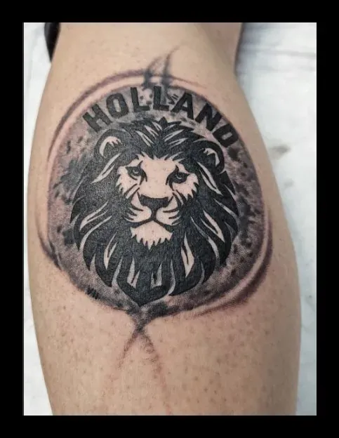 Cover-Up Paderborn: Löwen-Tattoo schwarz-grau über einem alten Motiv, Skin Hunter Tattoo