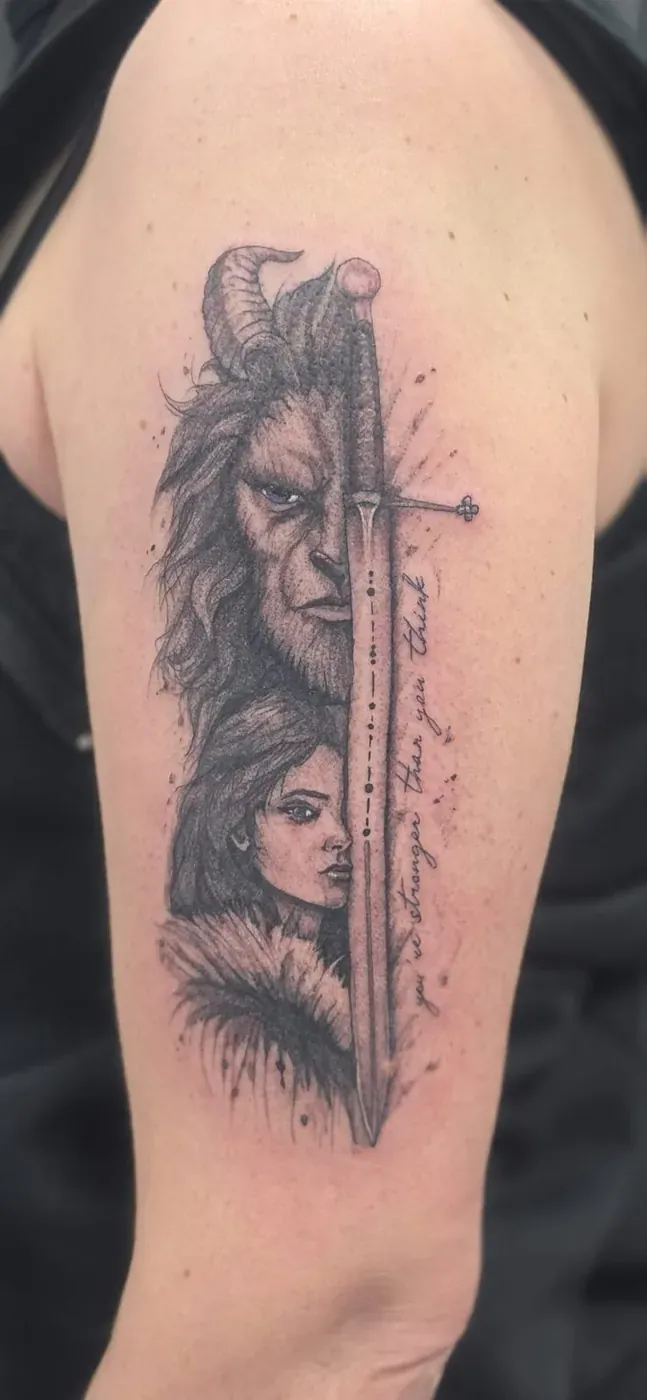 Realistic-Tattoo am Oberarm: Löwe, Schwert und Frauenporträt, Paderborn