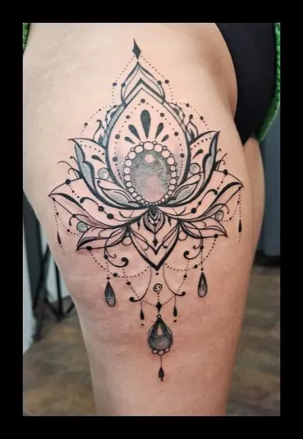 Mandala mit Ornament-Kette am Oberschenkel, Skin Hunter Paderborn