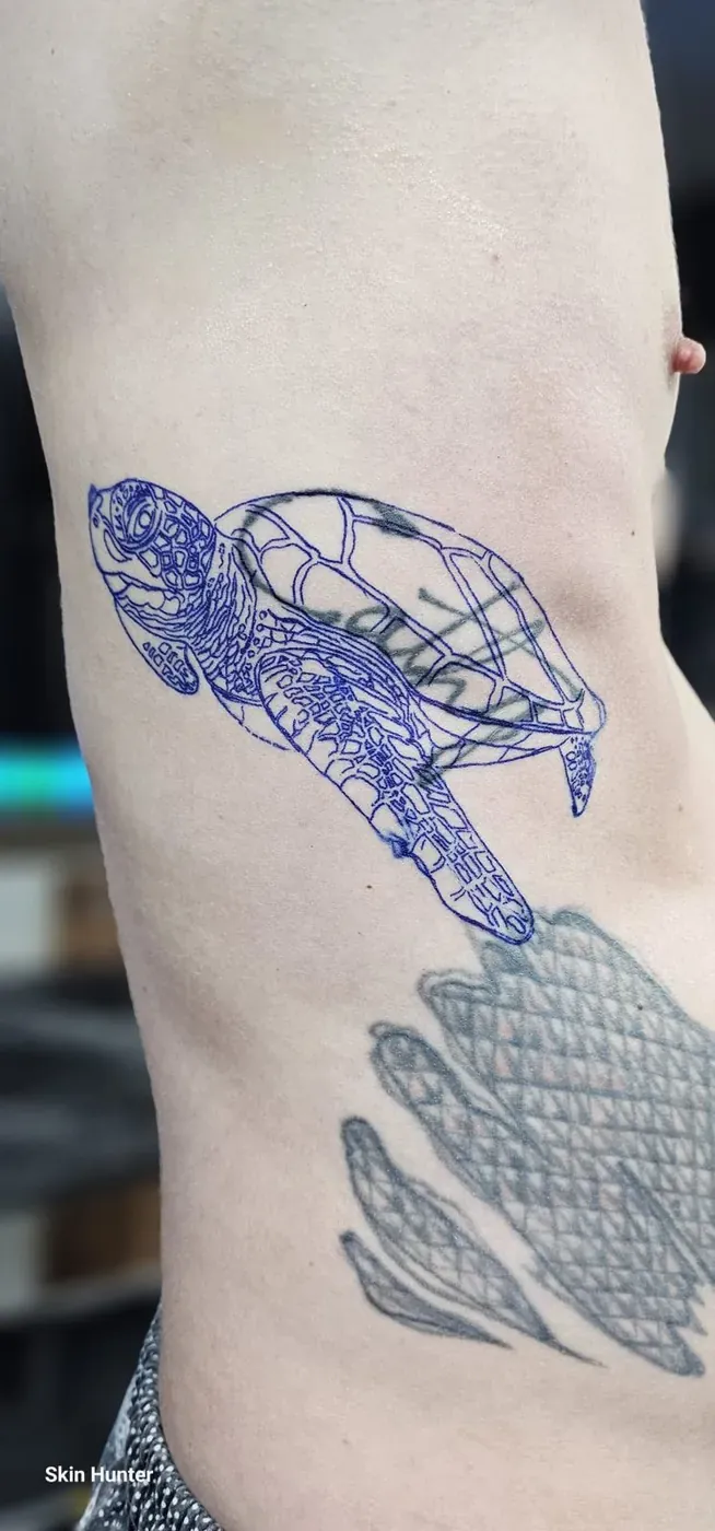 Schildkröte in Linework an den Rippen, Skin Hunter Paderborn