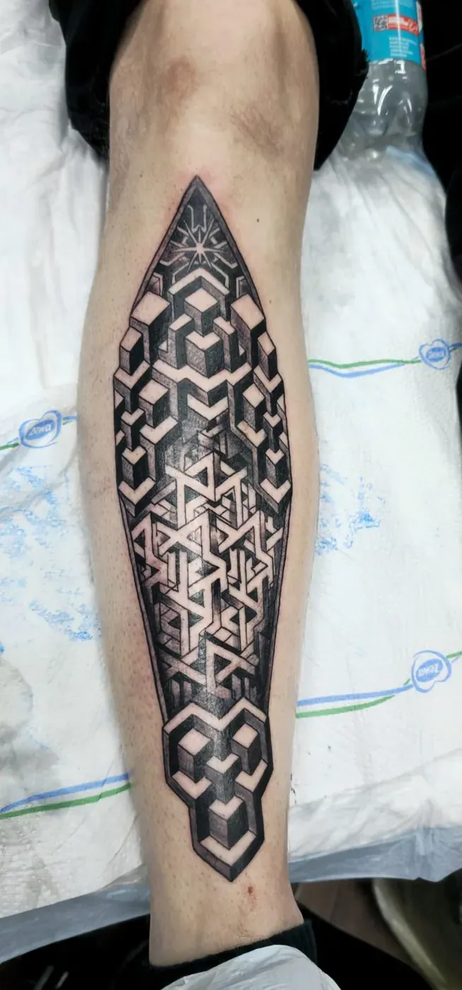 Geometrisches Blackwork-Tattoo am Schienbein, Tätowierer Paderborn Skin Hunter