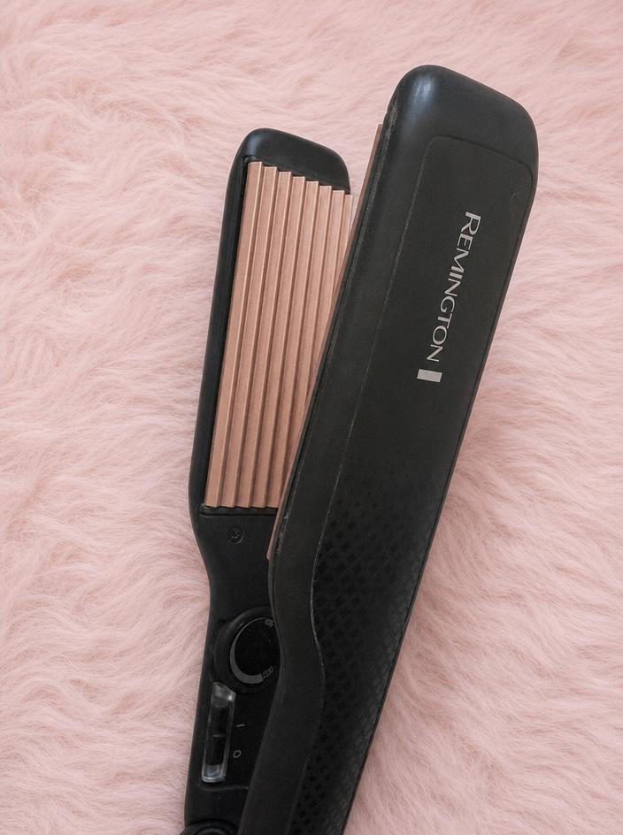 Black Slide Sandals with Ribbed Pink Strap – Very Good
