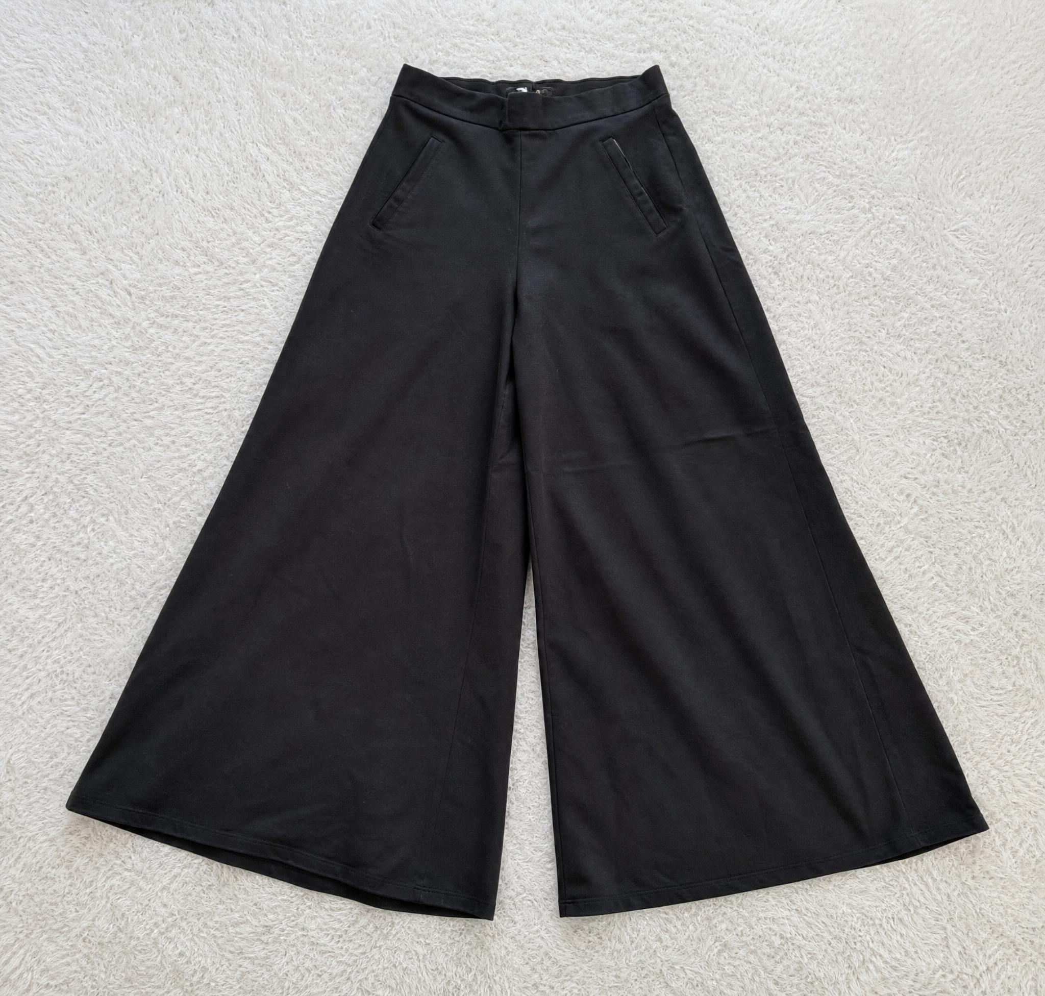 Black wide-leg trousers with pockets – very good condition
