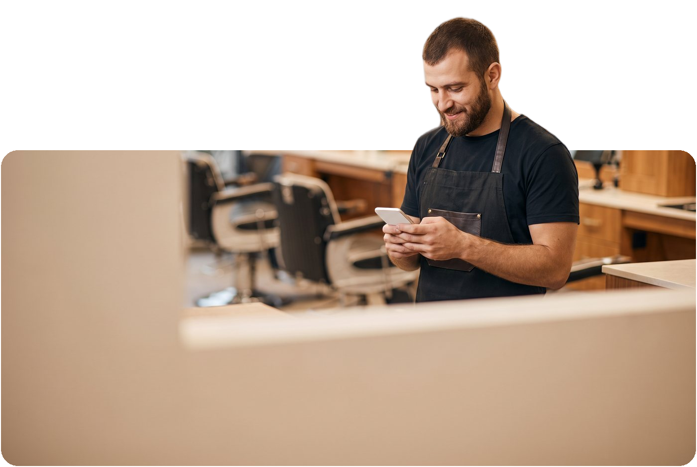 בעל עסק מול הודעה שנכנסת בטלפון