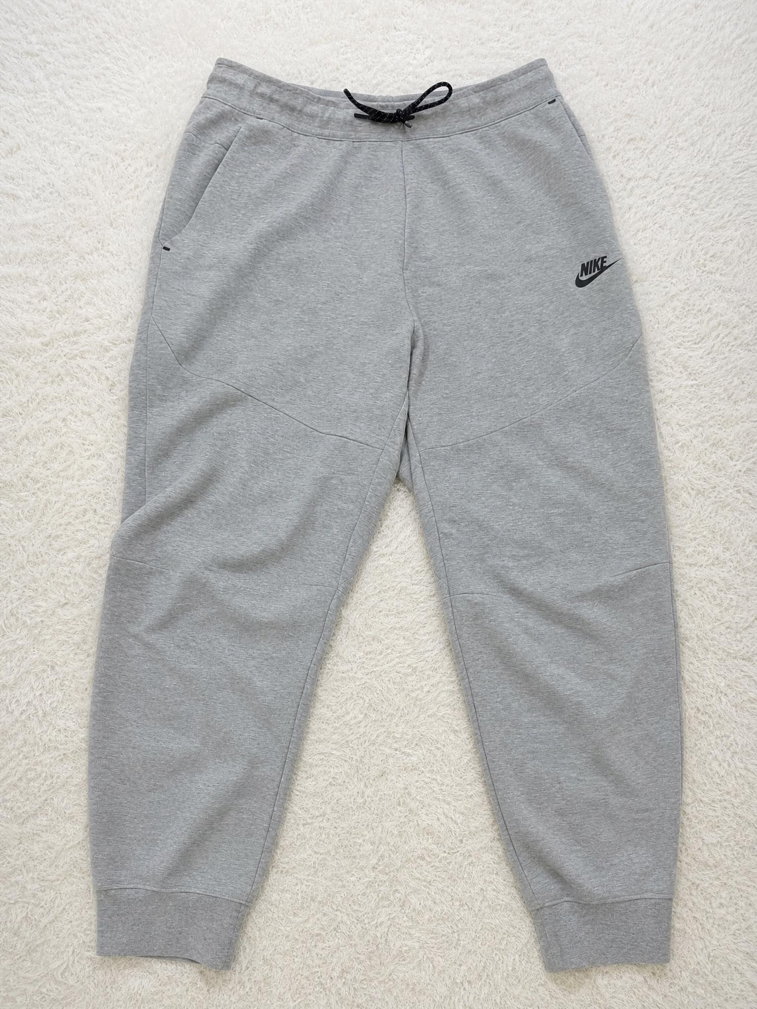 Nike grey joggers with Swoosh logo – relaxed fit