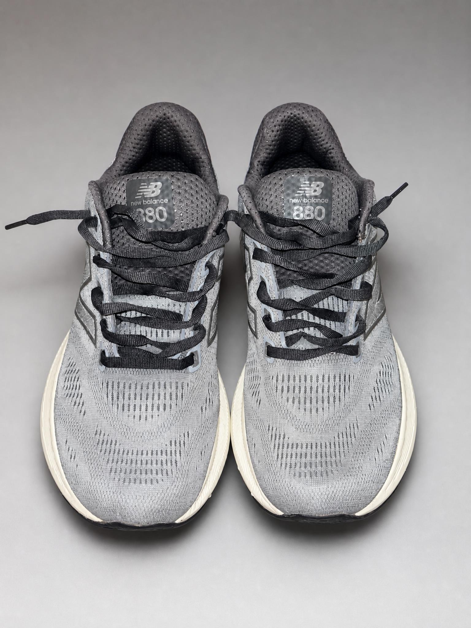 New Balance 880 Grey Running Trainers - Good Condition