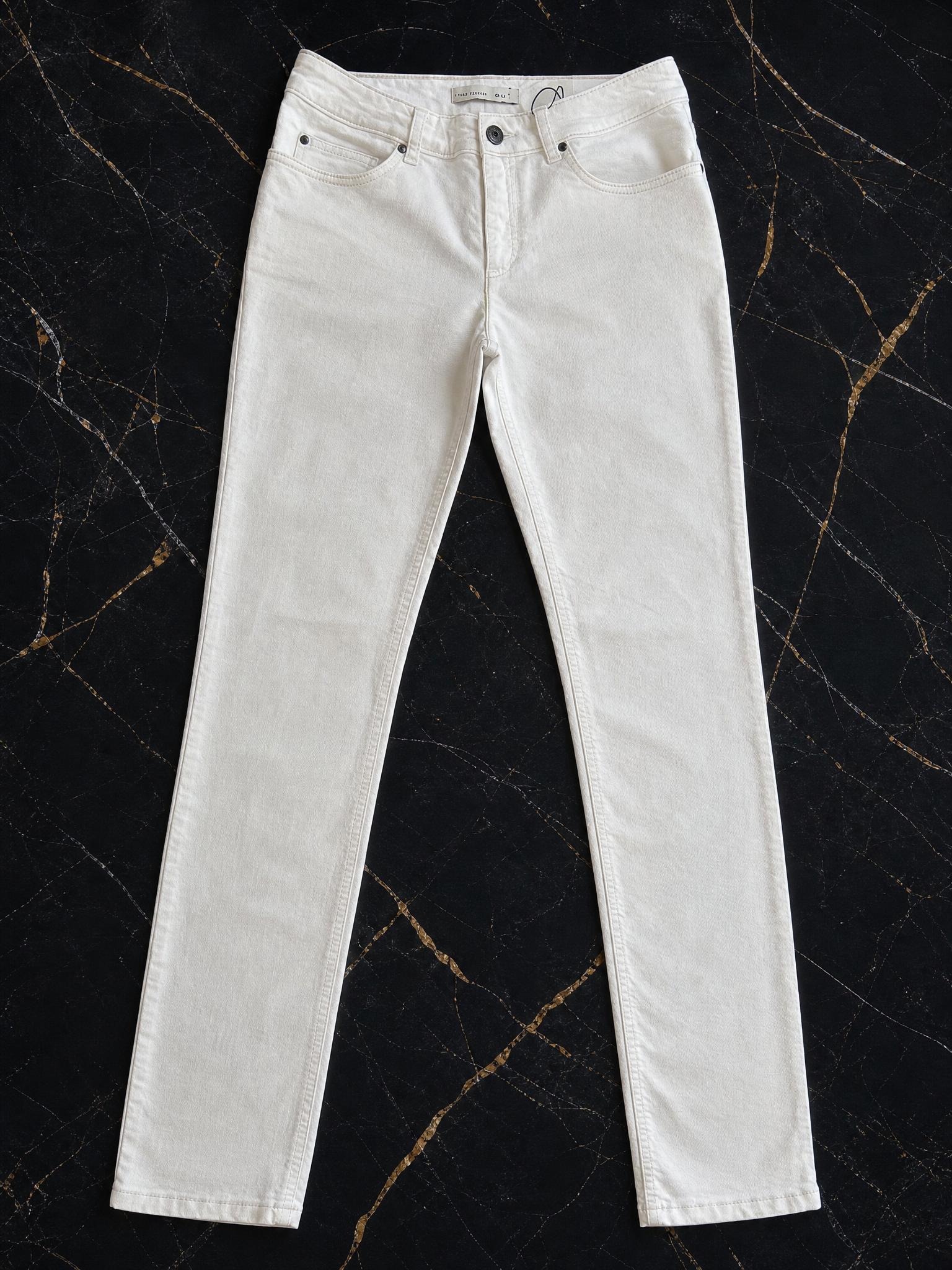 Oui off-white straight-leg jeans with black hardware, new