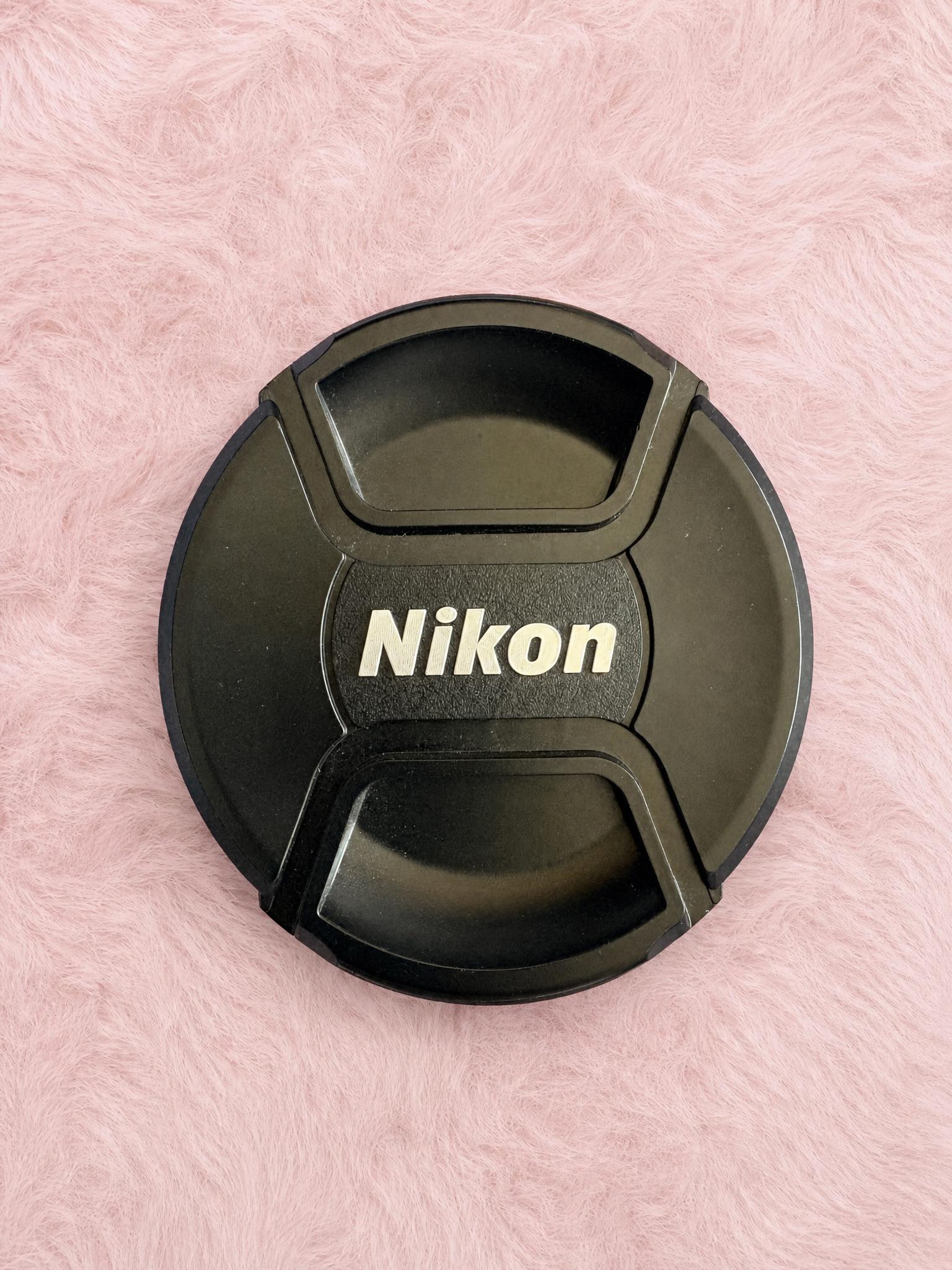 Nikon camera lens cap black centre-pinch cover - very good