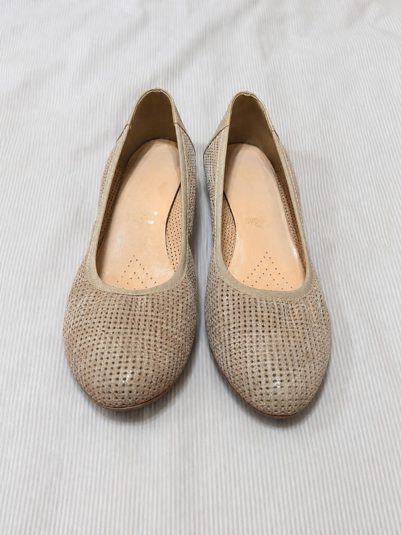 Taupe perforated low-heel pumps, size 38, good condition