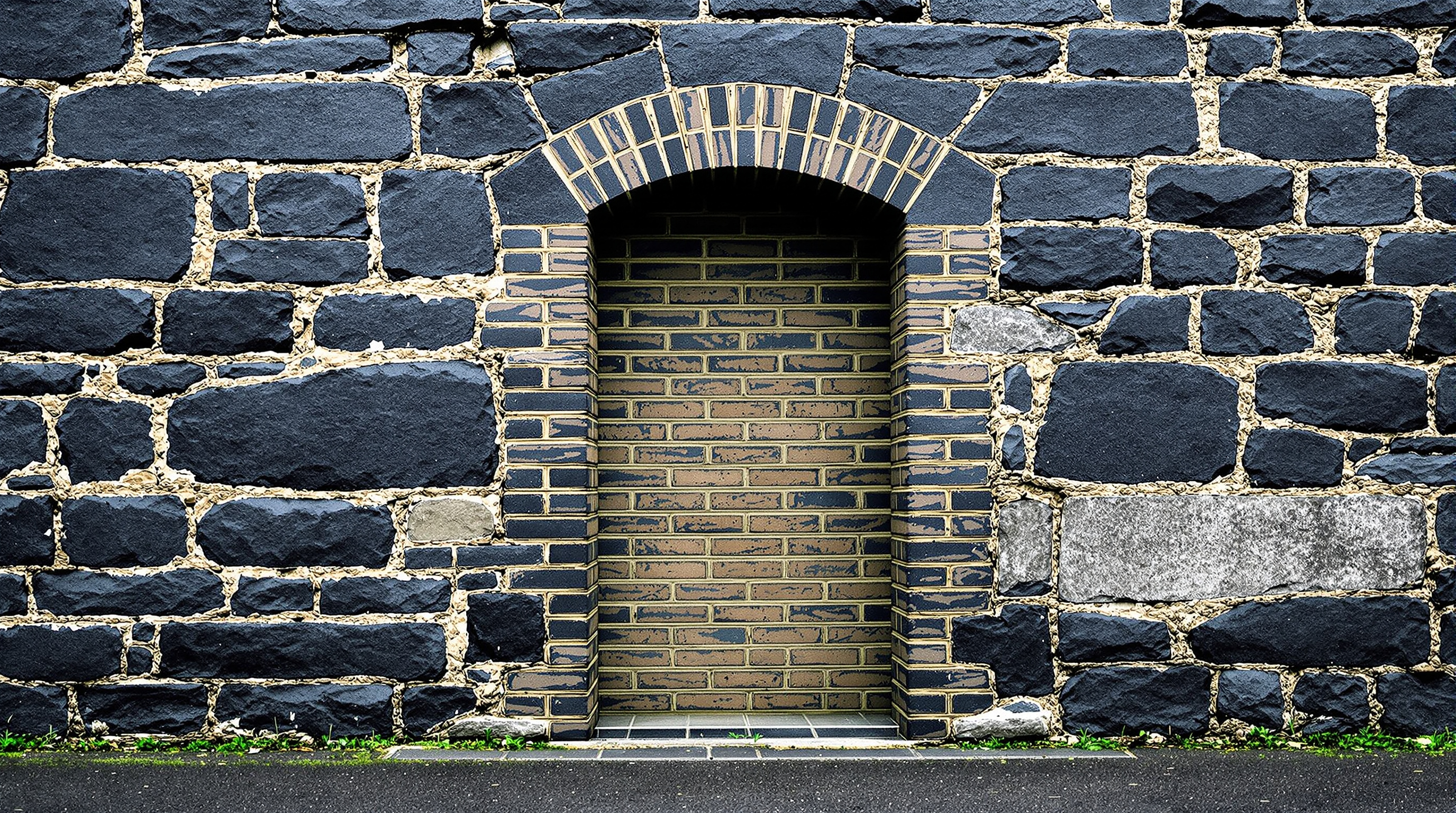 Ein zugemauerter Durchgang in einer alten Schiefermauer