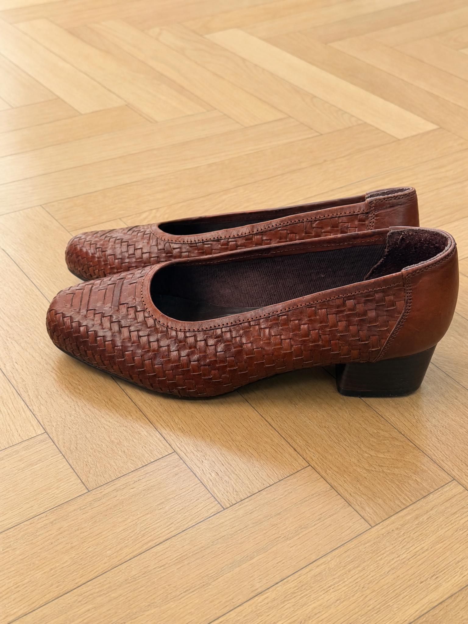 Brown Woven Leather-Style Loafer Heels – Very Good