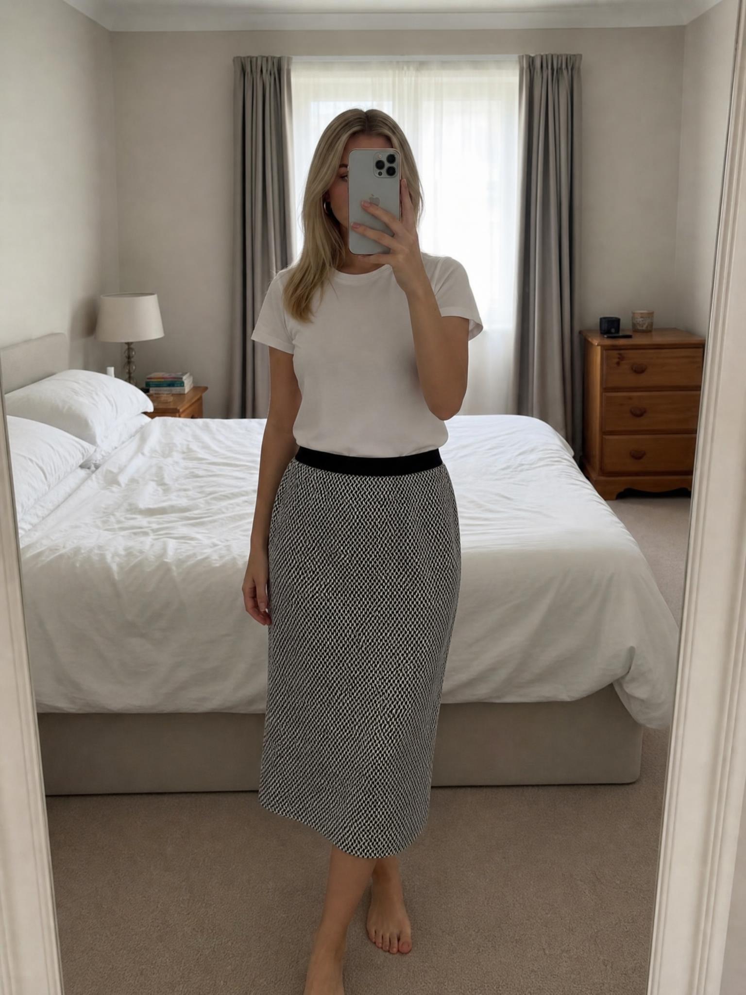 Black & white textured woven skirt – very good condition