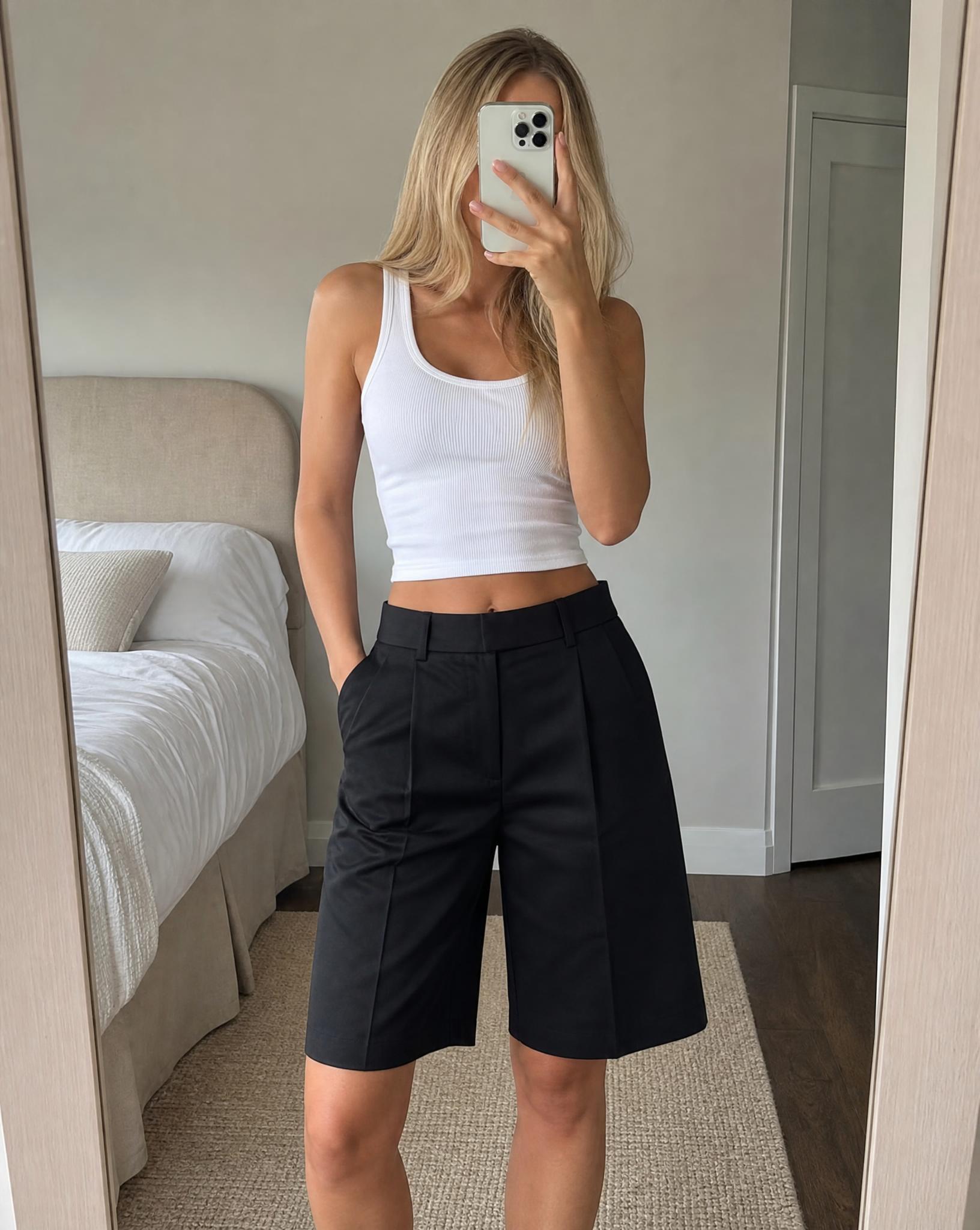 Black tailored high-waisted Bermuda shorts – very good