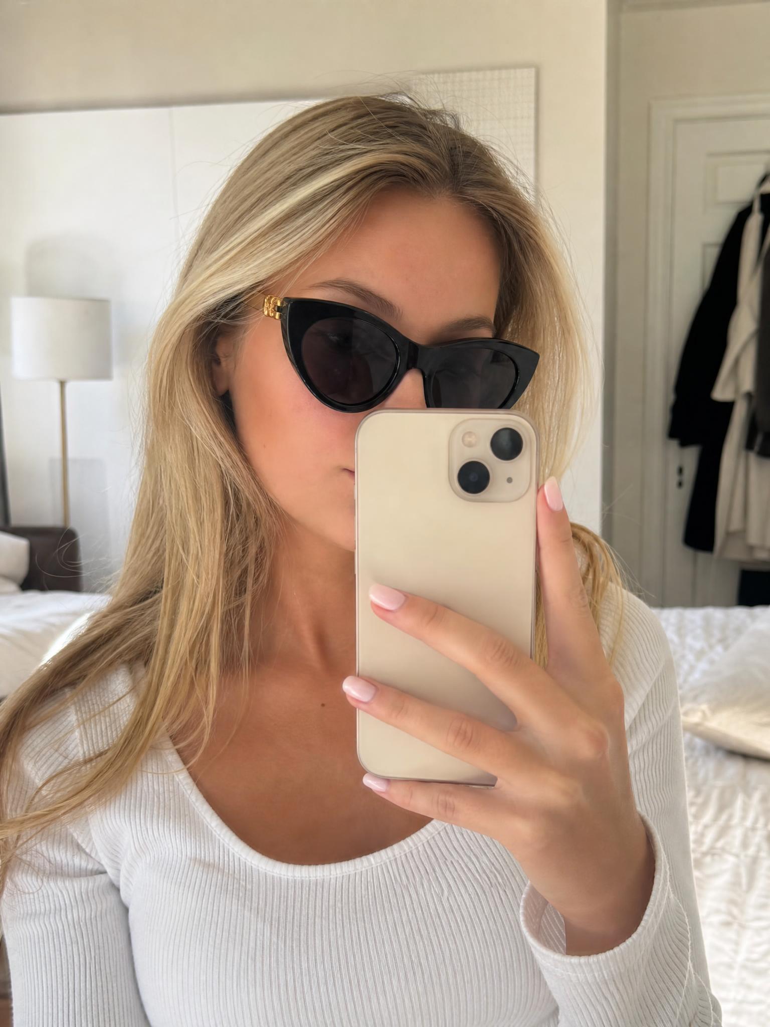 Oversized Black Cat-Eye Sunglasses with Gold Detail – Very Good