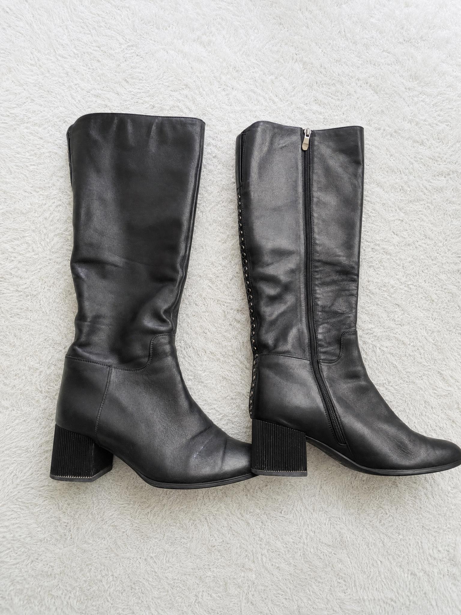 Black Knee-High Boots with Chunky Ribbed Heel – Very Good