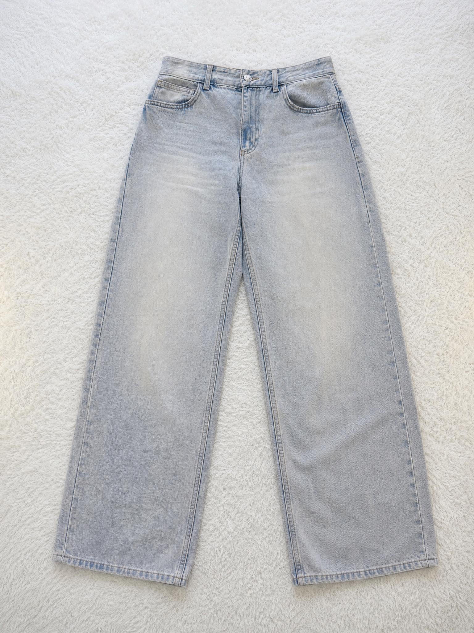Light Wash Straight Leg Jeans – Very Good Condition