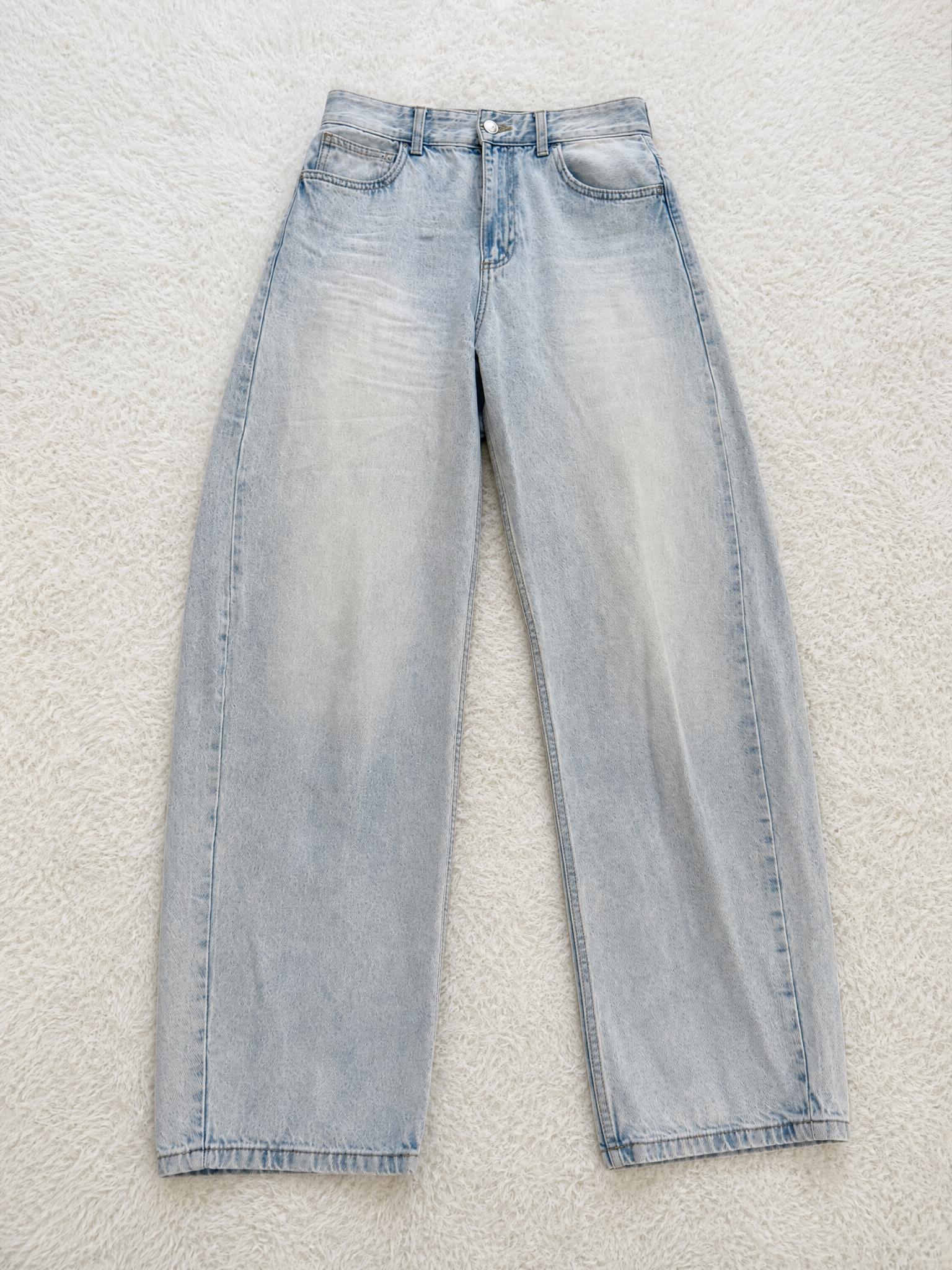 Light Blue Washed Straight-Leg Jeans – Very Good Condition