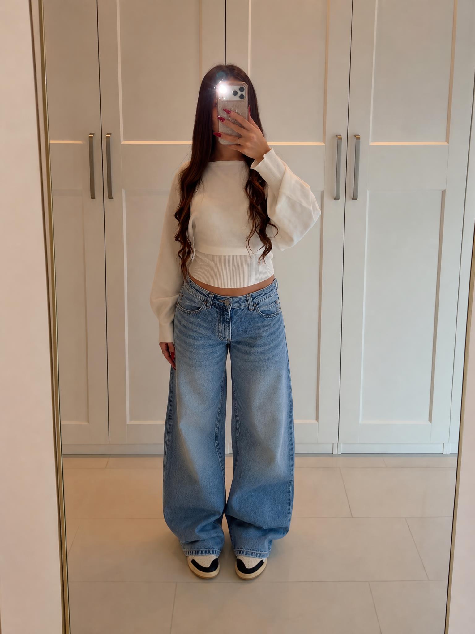 Light Blue Relaxed Straight-Leg Jeans – Very Good