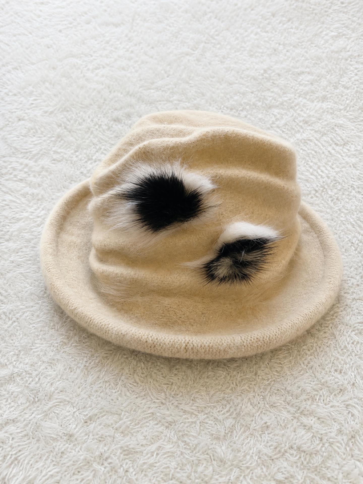 Beige wide-brim western hat with faux-fur detail