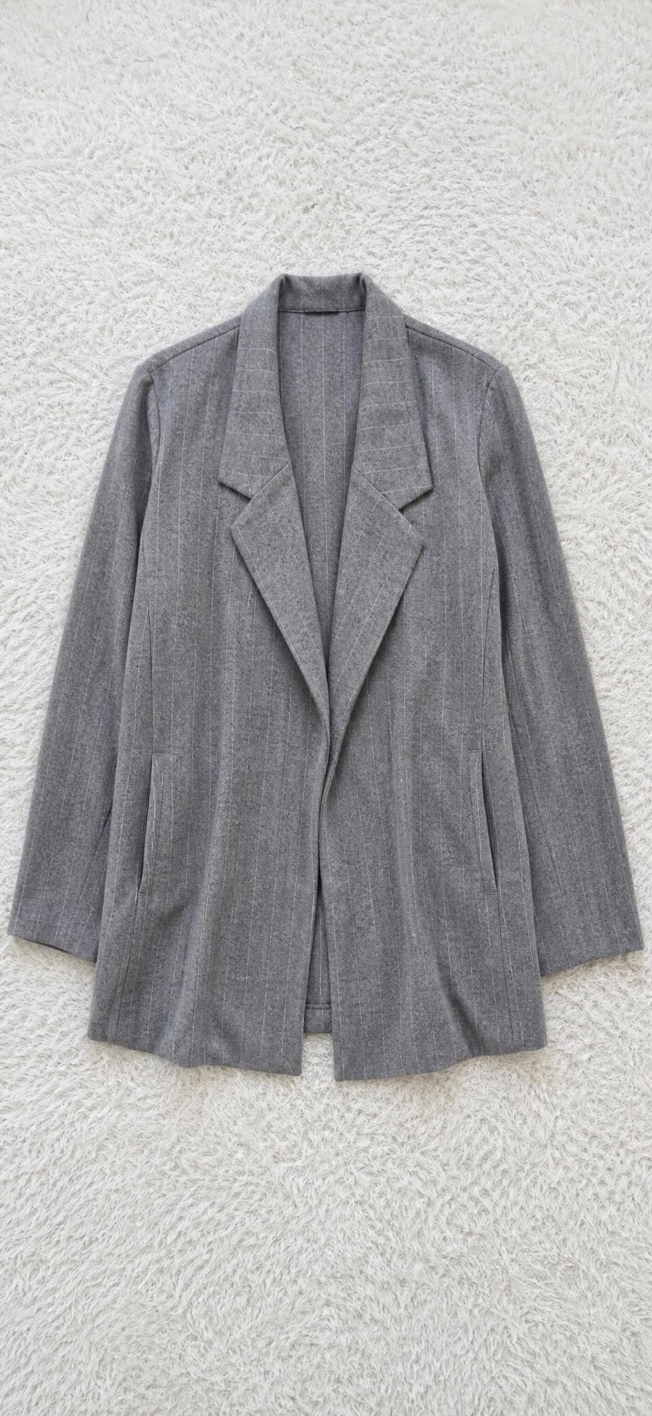 Grey oversized blazer with wide lapels – very good condition