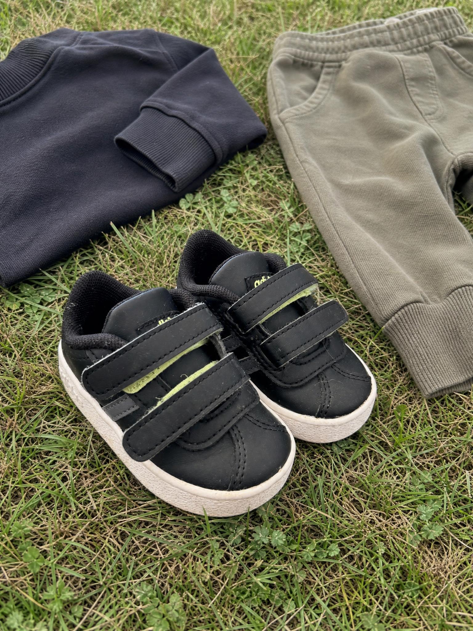 Black kids' trainers with 3 Velcro straps