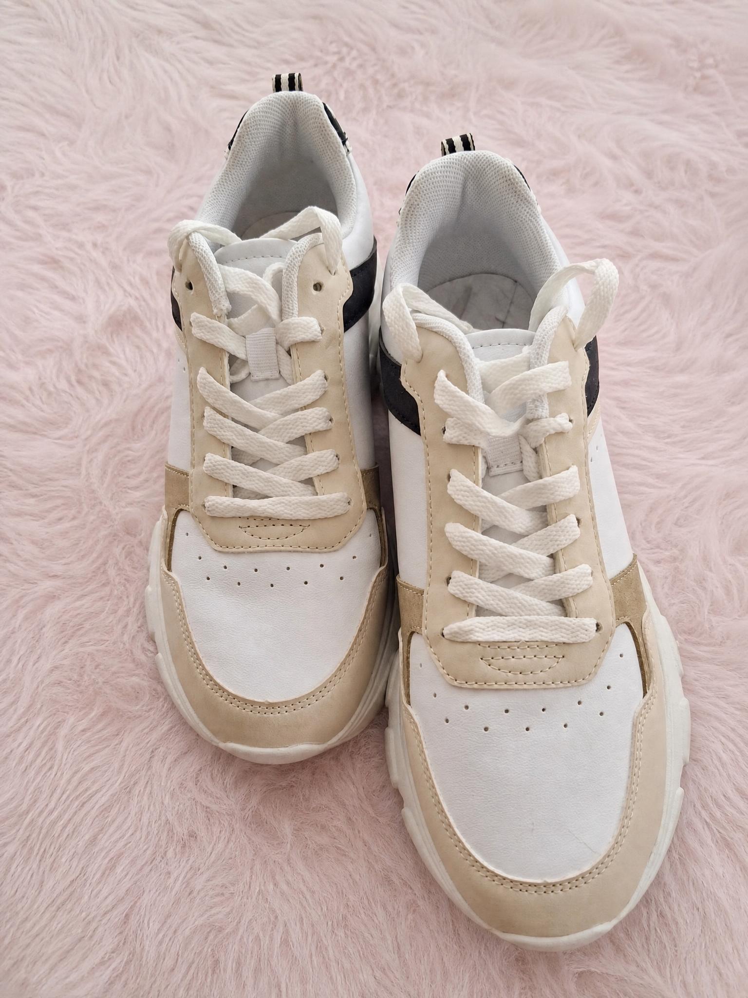 Nike White Trainers with Black Swoosh – New