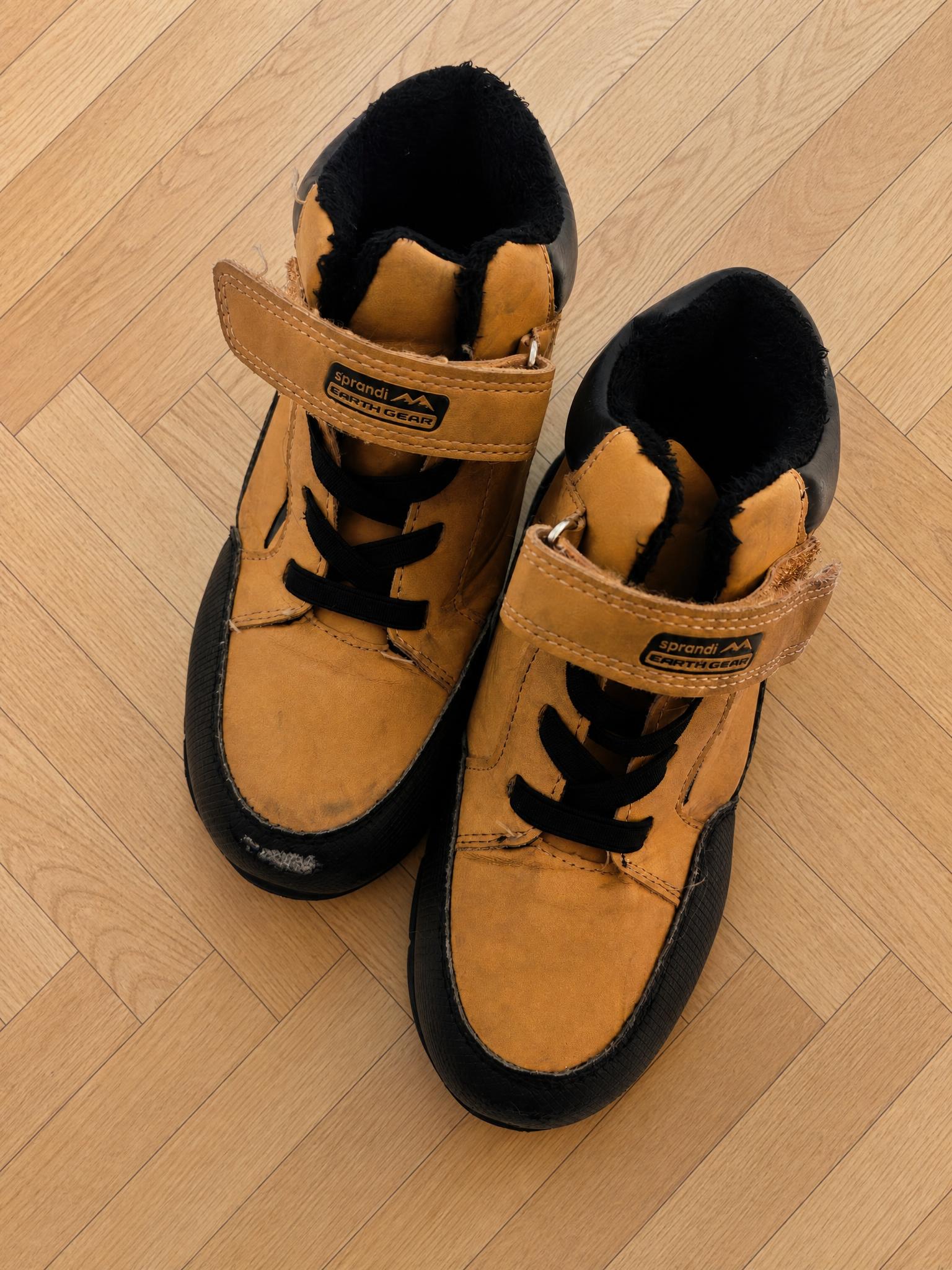 Sprandi tan high-top trainers with faux-fur lining – worn