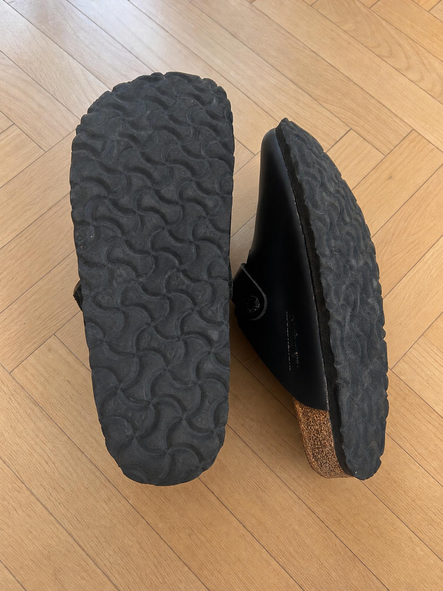 Black Flat Slip-On Shoes with Textured Wave Sole – Good Condition