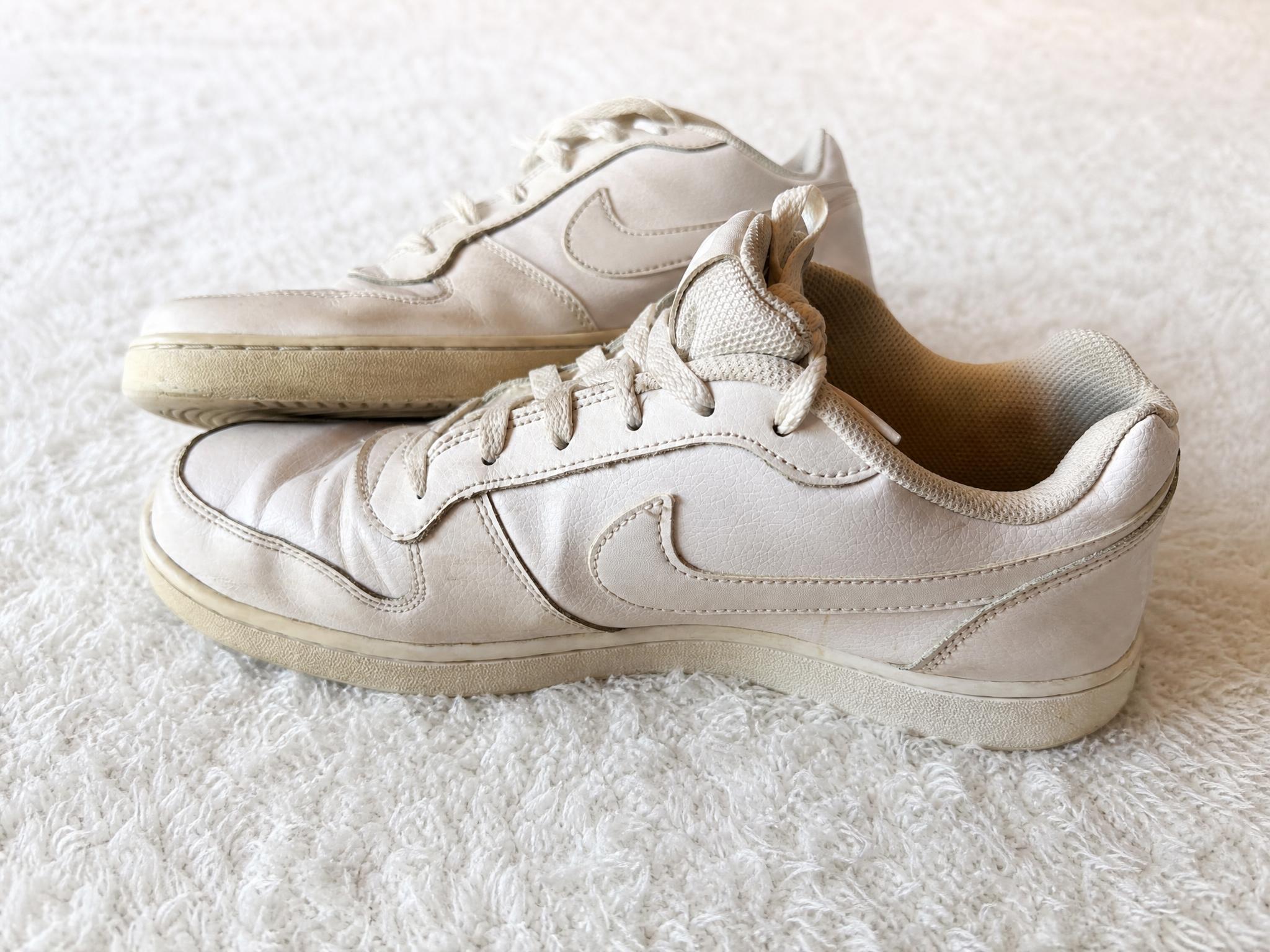 Nike cream low-top trainers with Swoosh – good condition