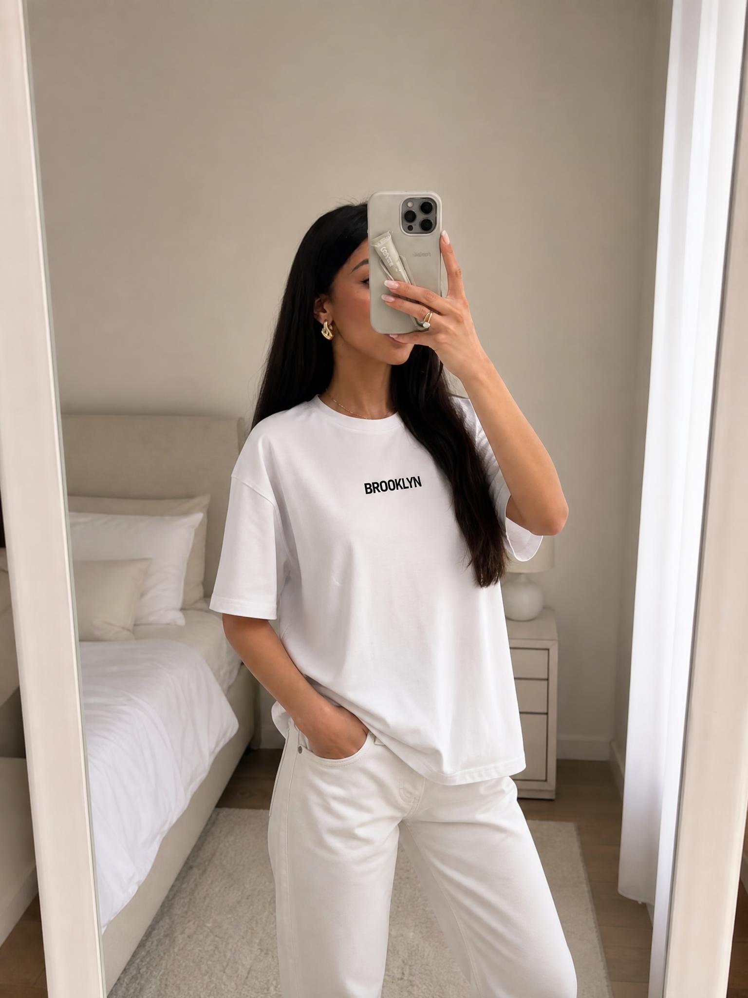 Brooklyn graphic T-shirt in white – relaxed fit, very good condition