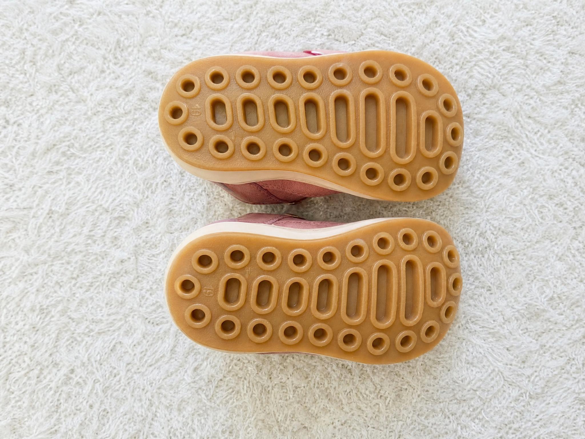 Pink baby sandals EU 19 with textured rubber soles - very good